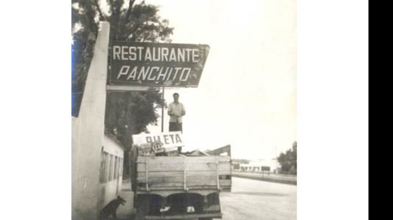 José Guerreiro Frade, año 1968, renovando el tradicional cartel del restaurante “Panchito”..