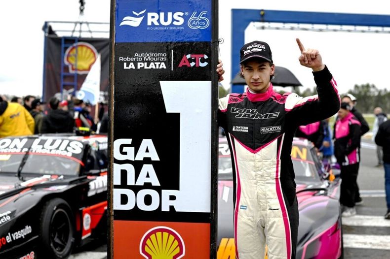 Nico Jaime marcando el “1” de la pole y su Dodge detrás.