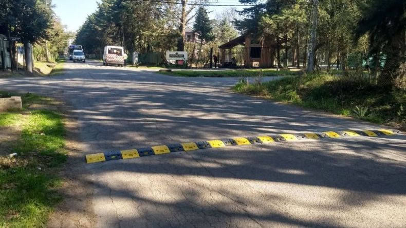 Los nuevos reductores que están colocando el Municipio para reemplazar el deterioro que han sufrido las tortuguitas. .