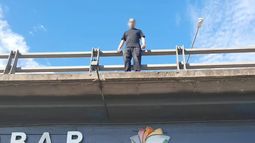 El hombre amenazó con suicidarse este viernes en Panamericana y ruta 25. El hombre amenazó con suicidarse este viernes en Panamericana y ruta 25.