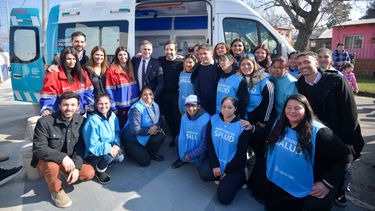 NUEVA AMBULANCIA. Achával conKicillof y Kreplak, junto al personal de salud de La Pilarica.