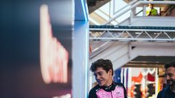 Colapinto en un momento de relax cerca de los boxes de Alpine. Colapinto en un momento de relax cerca de los boxes de Alpine.