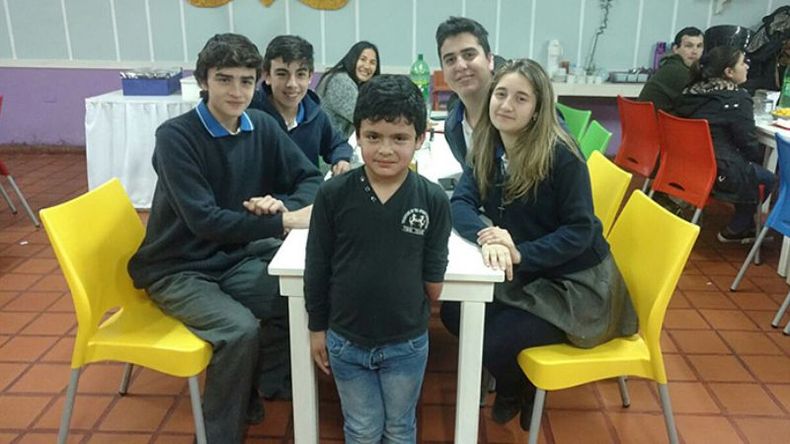 ENCUENTRO. Los alumnos de Mano Amigo junto a Benjamín, a quien decidieron ayudar. .