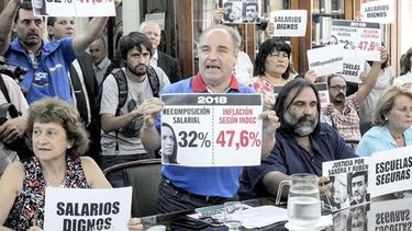 RECLAMO. Miguel Díaz, de UDOCBA, se mostró exaltado. .