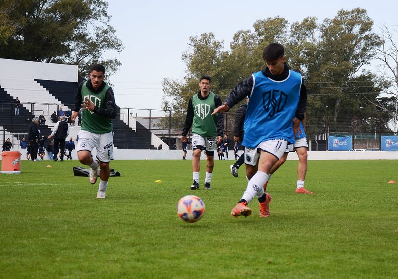 PASE. Brian Martin con la pelota. El delantero espera su chance de ser titular.