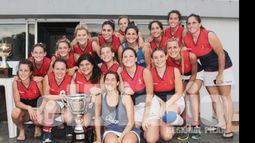 (Alejandro Cano). Las chicas de Deportiva Francesa posan para El Diario con la Copa de Oro Muni Pilar. En la final vencieron a Belgrano..