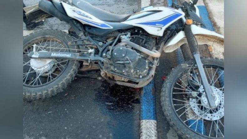 La motociclista fue trasladada al hospital Sanguinetti con politraumatismos. Foto @juancaimpacto.
