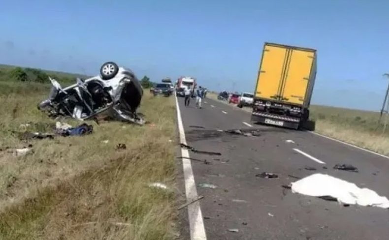 El auto quedó destruido tras el choque con el camión.