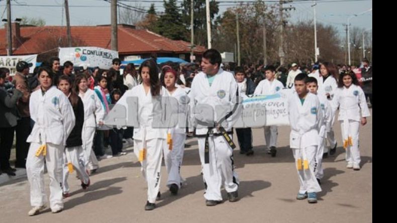 Alumnos de taekwondo desfilan delante del palco oficial..