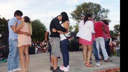 Ganó el amor. Concurso del beso más largo, en pleno desarrollo..