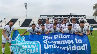 BANDERA. Los jugadores de Real Pilar posaron con el banner pidiendo por la Universidad de Pilar.