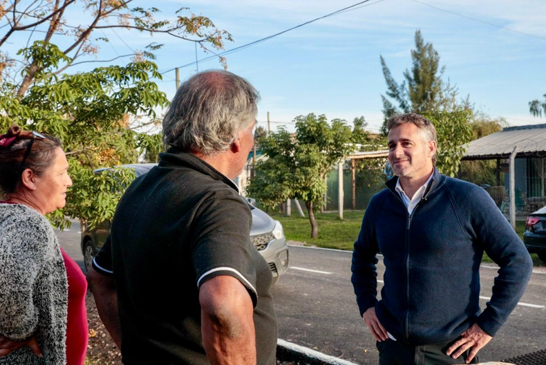Federico Ach&aacute;val recorri&oacute; asfaltos en el barrio San Jos&eacute;, de Villa Rosa.