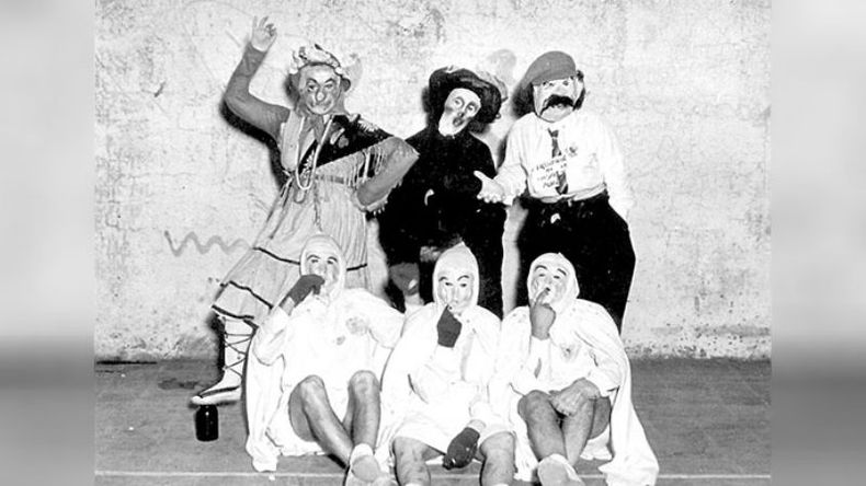 TE CONOZCO, MASCARITA… En los carnavales de 1952, los rostros de los vecinos fueron un verdadero misterio. La dedicación para la realización de los trajes, disfraces y demás accesorios era total..