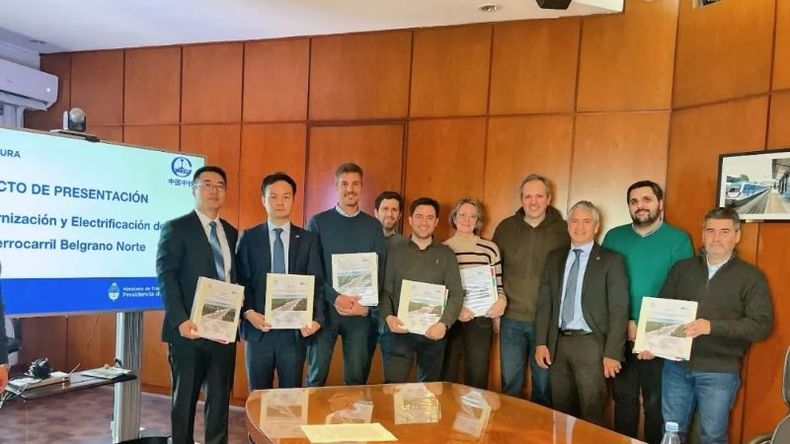 Representantes de la empresa china CREC entregan la propuesta a ADIF (foto: EnelSubte)..