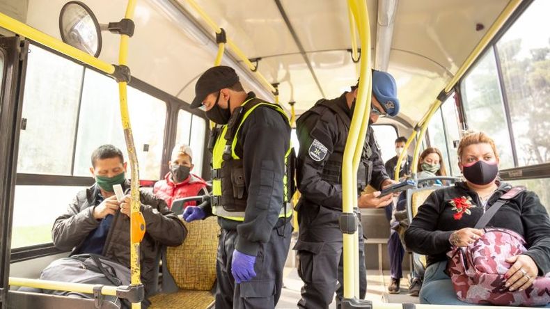 CONTROLES. El transporte público vuelve a ser para esenciales y toda la comunidad educativa..