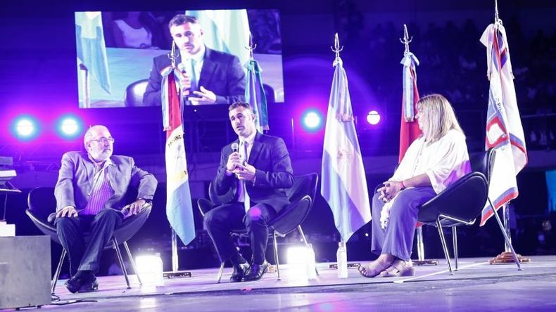 CHARLA. Achával junto al docente Manuel Vázquez y la presidenta de la Junta de Estudios Históricos, Silvia Villamagna..