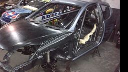 El Ford Ka en pleno proceso de armado, en el taller del Pilar Racing Team..