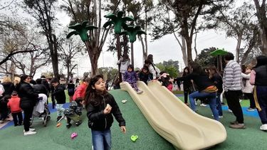 JUEGOS. La nueva plaza tiene espacios de esparcimiento para toda la familia