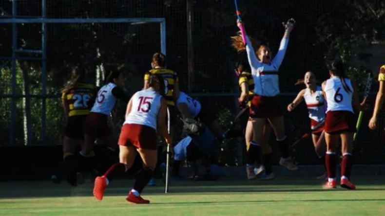 DESAHOGO. Todo Cerro festeja el tanto del triunfo ante Belgrano C. Foto: planetahockey.ok.