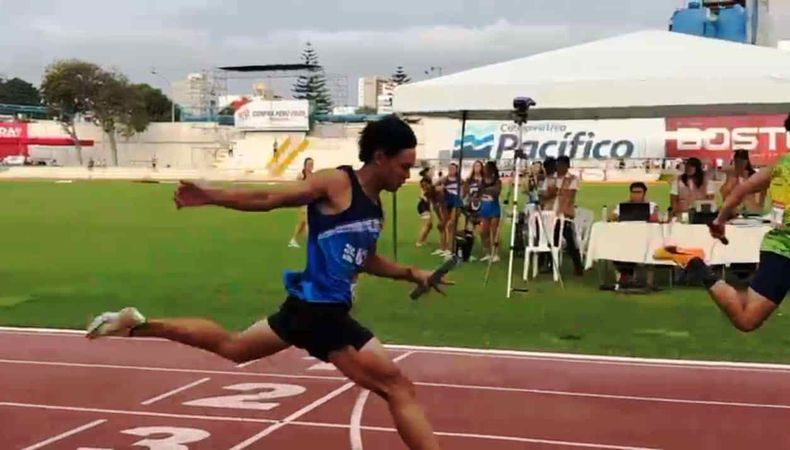 Facundo Hamasaki llegando a meta con el testimonio en la Posta 4x100.