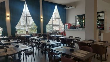 La cafetería pronto extenderá su atención a las mesas de la plaza 12 de Octubre. .