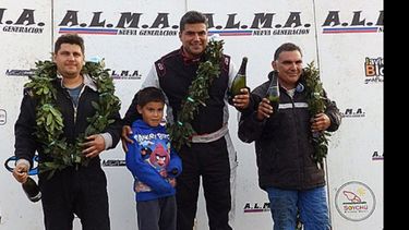 (Prensa ALMA). Héctor Cordone (izq.) subió al podio de Baradero junto al ganador Roldán y Sánchez..