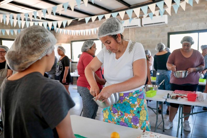 Las vecinas de Río Luján realizaron talleres de cocina en el SUM de la nueva plaza.