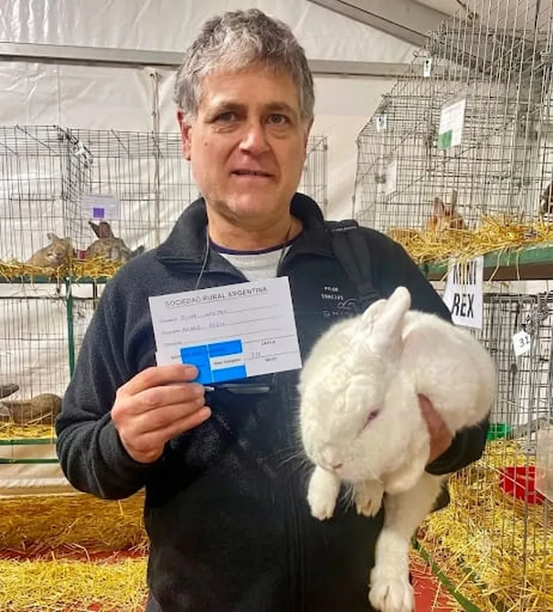 GRAN CAMPEÓN. Pablo Gómez con uno d elos ejempolares premiados.&nbsp;