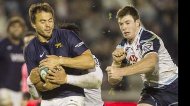 Hernández aguantando la defensa de Gales Barbarians..