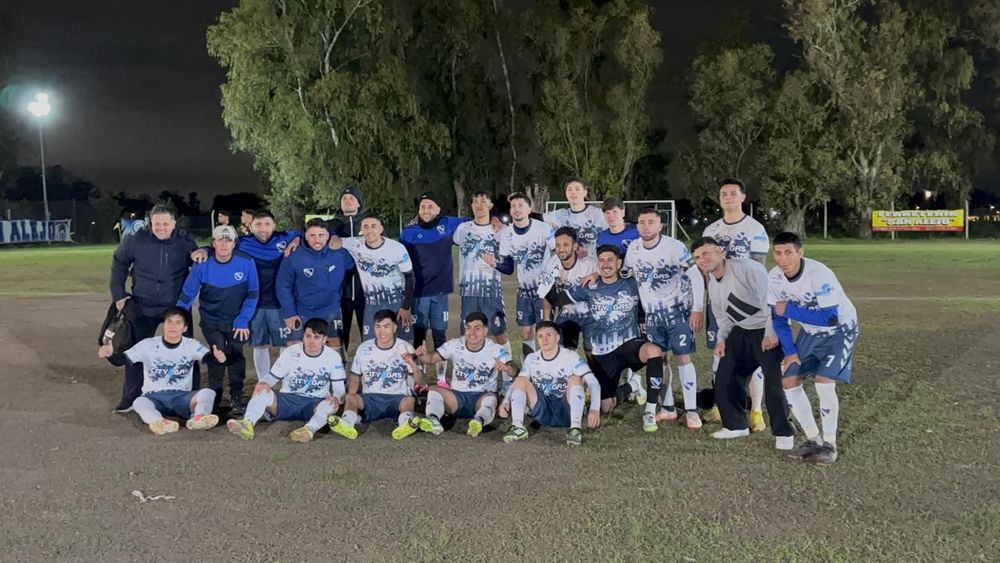 PLANTEL. Todo Unión posa en San Alejo tras el triunfo que lo dejó puntero.