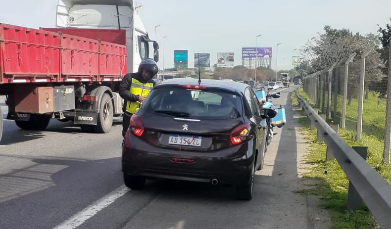 Control de #banquineros en #Panamericana. Como todos los días. Pablo Martinez Carignano / @pmcarignano.