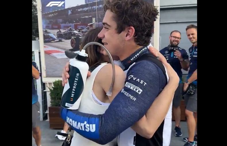 El abrazo de Franco Colapinto con su mamá, Andrea, luego de la histórica clasificación.