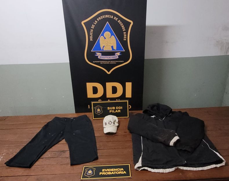 Algunas de las prendas secuestradas en el allanamiento en Agustoni.