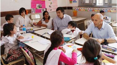ESCOLARIZADOS. Bullrich y Ducoté junto a alumnos de la Escuela Nº1..