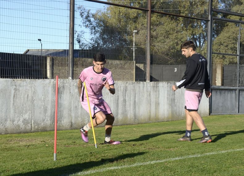 ENTRENAMIENTO. Dylan Vergara se recuperó de lesión; Kevin Pavía espera su chance.