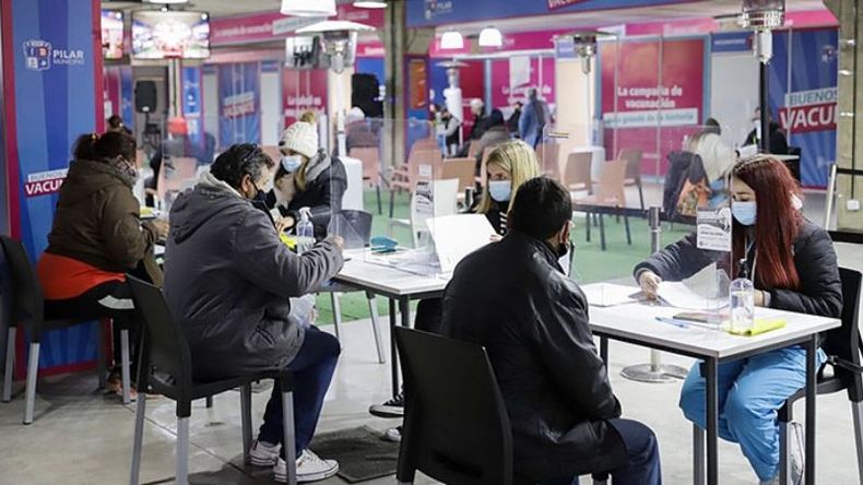 VACUNATORIO. Desde este semana, solo menores de 50 sin comorbilidades deben esperar turnos..