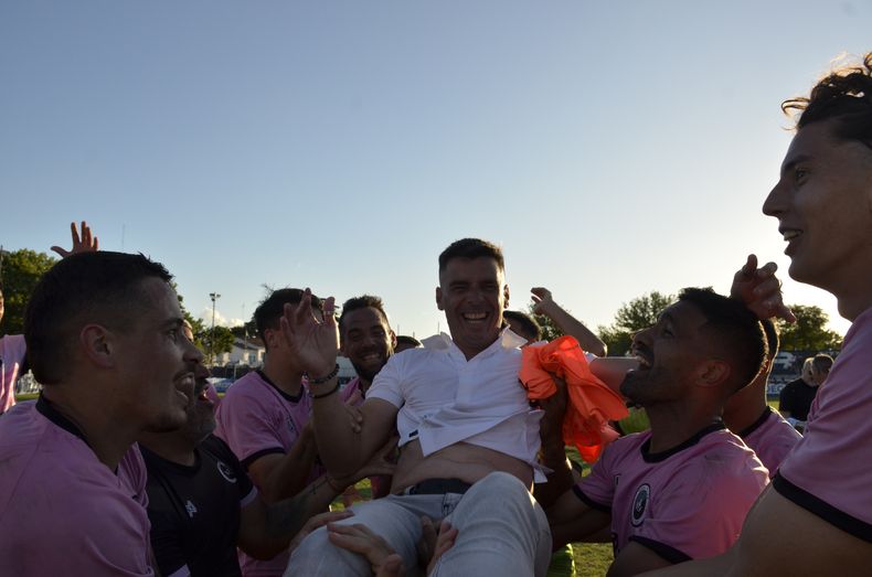 EL INGENIERO. Piter Torres es llevado en andas por los jugadores tras lograr el ascenso.