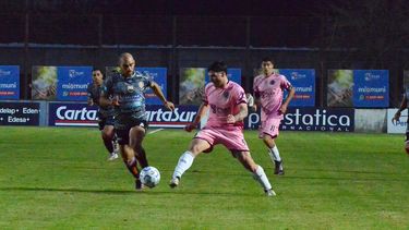 DEBUT. Gerónimo Cardozo lucha la pelea con Nahuel Sica.
