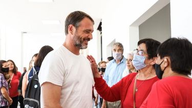 RECORRIDA. Laurent hizo una visita guiada para los vecinos por el nuevo hospital..