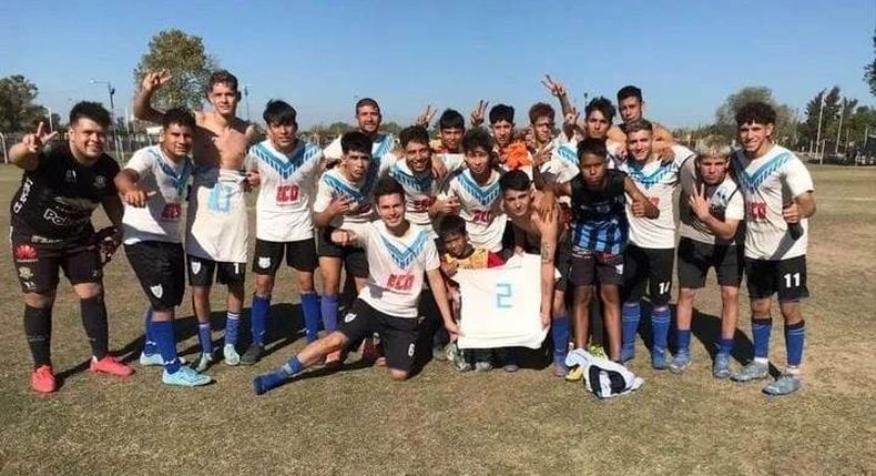FELICIDAD. Los pibes de Flecha Azul festejan el triunfo en el clásico ante Abrojal.