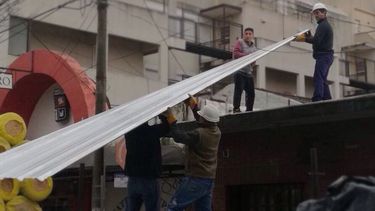 RESGUARDADO. Trabajadores colocan las placas para el nuevo techo del teatro..