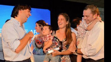 Diego Bossio en Pilar, entregó certificados a familias que están construyendo su casa propia..