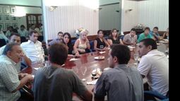 ENCUENTRO. Los jóvenes massistas, con Zúccaro..