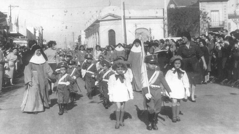 Desfile patrio en el año 1962. La caravana atraviesa la esquina de Rivadavia y Lorenzo López, con el edificio del Banco Provincia como fondo. En la actualidad, las marchas se hacen en sentido contrario..