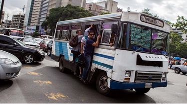 INQUIETANTE. “La tendencia del transporte en el AMBA dentro de poco tiempo”, dice AAETA con esta foto.