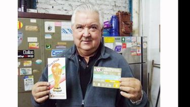 Carlos exhibe, intacta, la entrada a la final de México ’86 y un programa de ese día..