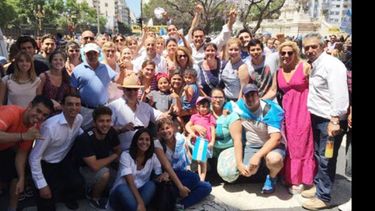 EN GRUPO. Ducoté, con militantes y funcionarios, en el Congreso para la jura de Macri..
