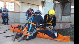 Los bomberos realizaron un simulacro de terremoto en el barrio Pellegrini..