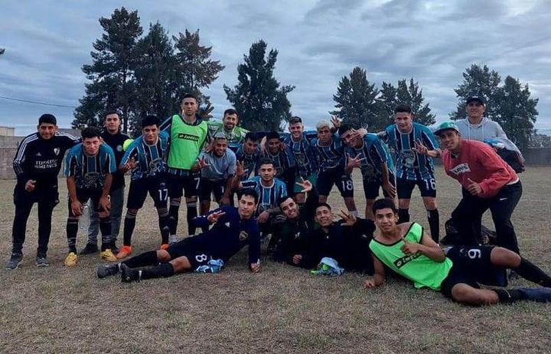 FELICIDAD. Abrojal festejó en Escobar el triunfo que lo dejó en la cima de Clasificación B.