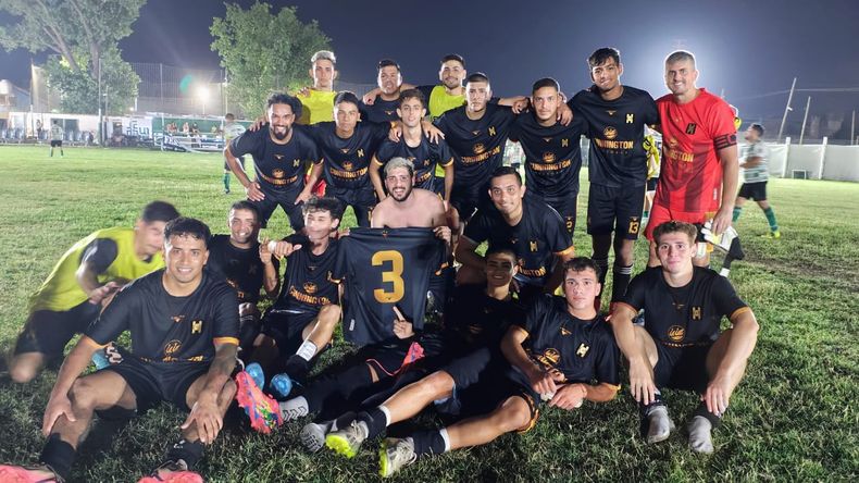 FELICIDAD. Los jugadores de Atlético posan tras la victoria en Derqui ante Ferroviaria.